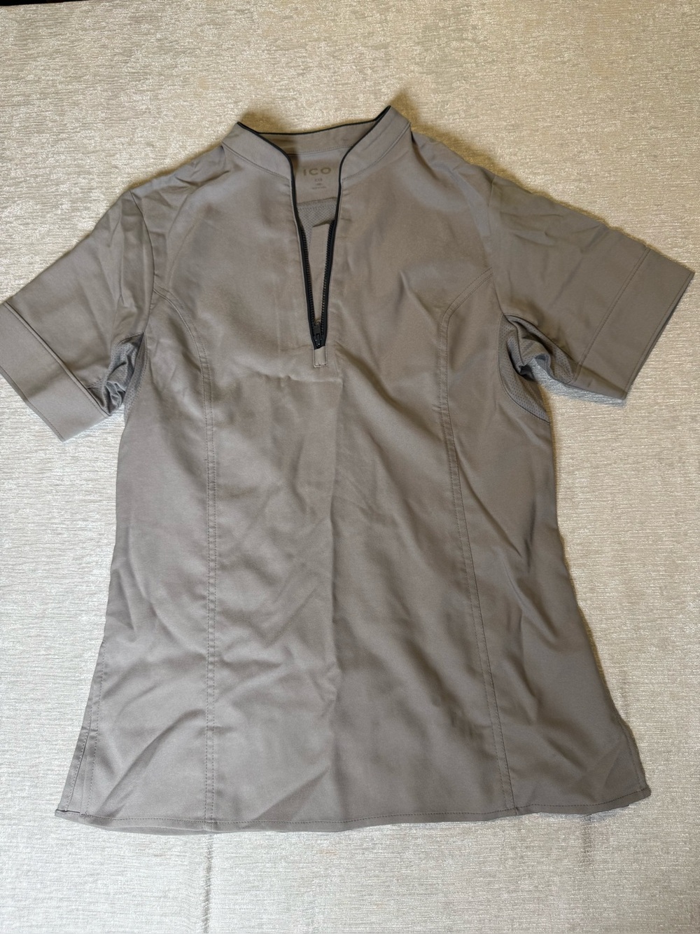 Unbranded Women's Short Sleeve Zip-Neck Blouse in Gray